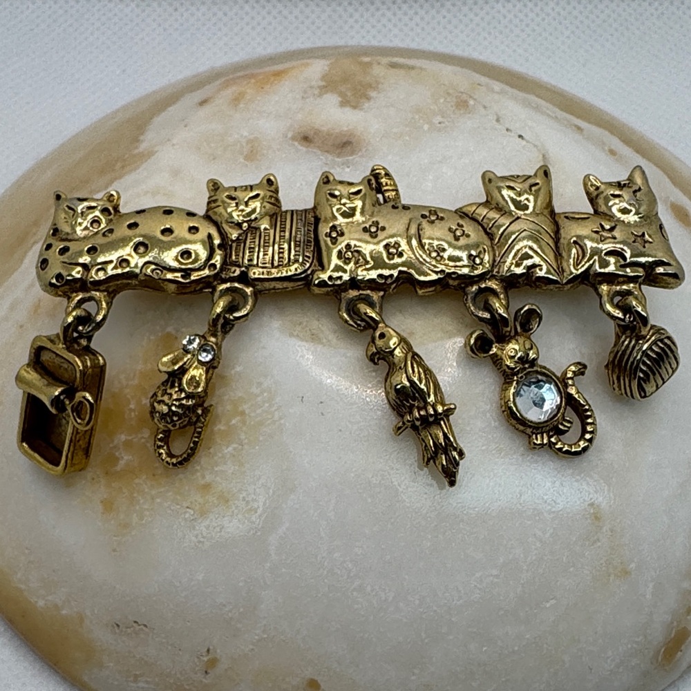 AJC Vintage gold-tone brooch with five cats and dangling charms. - Picture 7 of 12